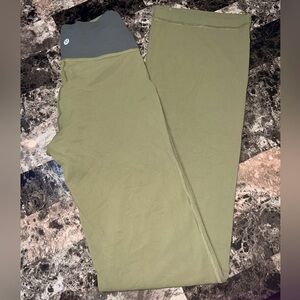 LULULEMON WUNDER UNDER HIGH RISE STRAIGHT LEG GREEN COLOR SIZE 2 EUC